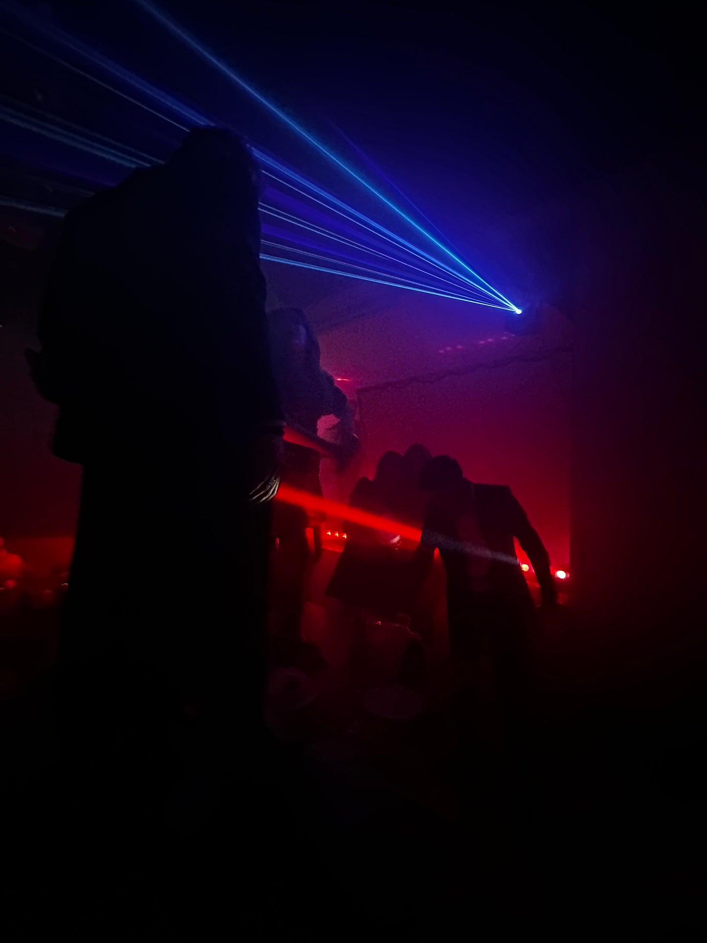 (M1)Festpakke - 2stk Soundboks, 4stk led bar, 1stk laser, 1stk røykmaskin (L)